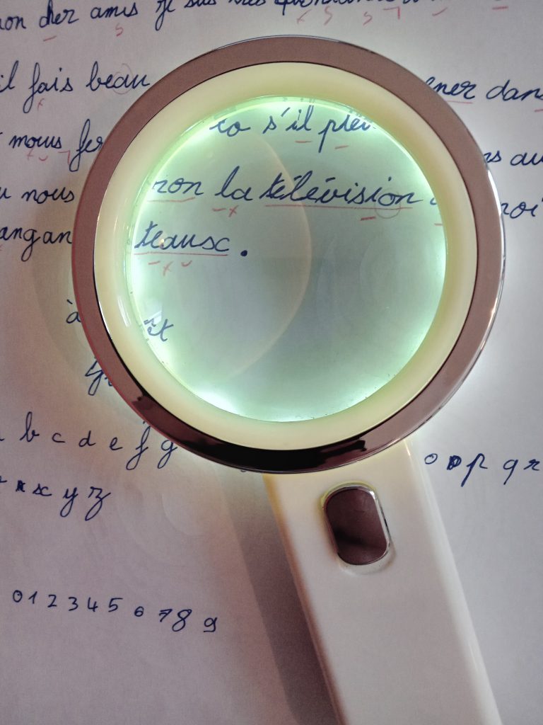 De même qu'en graphologie, j'observe l'écriture à la loupe pour repérer les signes de dysgraphie lors du bilan graphomoteur.